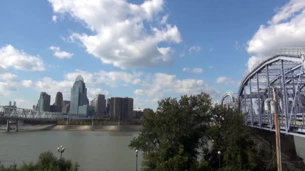 Antiguo puente de acero sobre el río Ohio — Vídeos de Stock