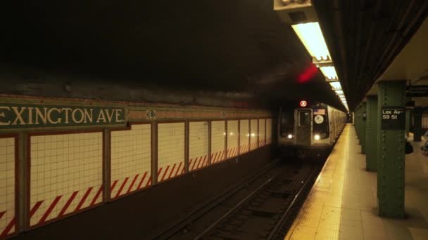 Metro de Nueva York llegando a Lexington Avenue - MANHATTAN, NUEVA YORK / USA 25 DE ABRIL DE 2015 — Vídeo de stock