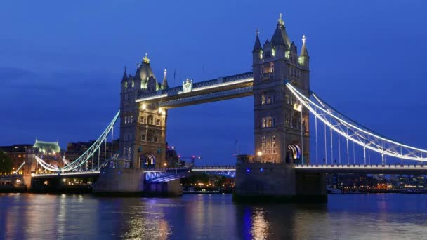 Super den na noční time-lapse Londýna Tower Bridge v 4k — Stock video