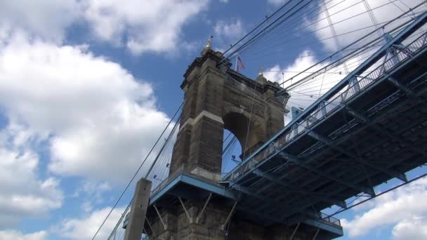 Prachtig uitzicht op een oude brug over de Ohio River — Stockvideo