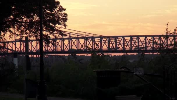 Stalen brug in de zonsondergang — Stockvideo