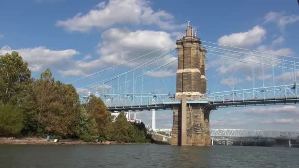 Alte brücke über den ohio fluss in cincinnati — Stockvideo