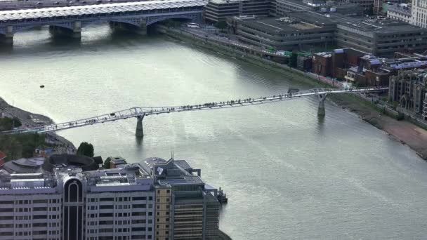 Millennium Bridge Londra ripresa aerea — Video Stock