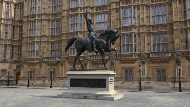 Статую в Лондоні Вестмінстерське Палати лордів — стокове відео