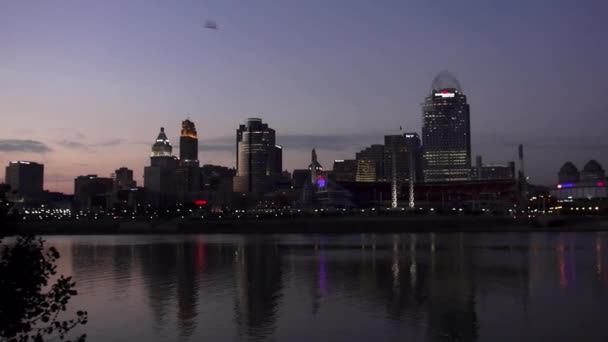 Вечерний снимок Cincinnati Skyline — стоковое видео