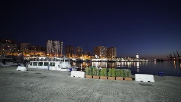 Vida nocturna en Port Malaga - gran toma de la noche — Vídeo de stock