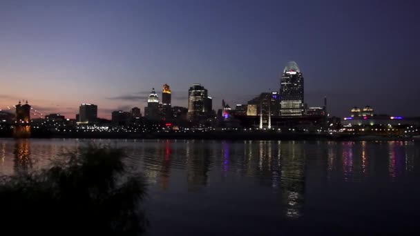 Newport Riverside pan til Cincinnati Skyline om natten – Stock-video