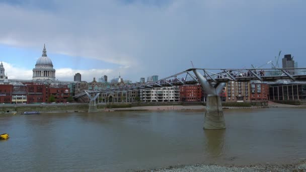 Millennium Bridge London and  St Pauls Cathedral — Stock Video