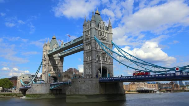 El Puente de la Torre de Londres con cielo azul — Vídeos de Stock