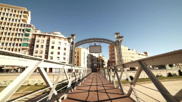 广角拍摄的马拉加的一座人行天桥 — 图库视频影像