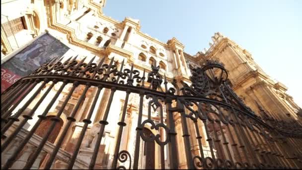 Puerta de entrada a una gran iglesia de Málaga — Vídeo de stock