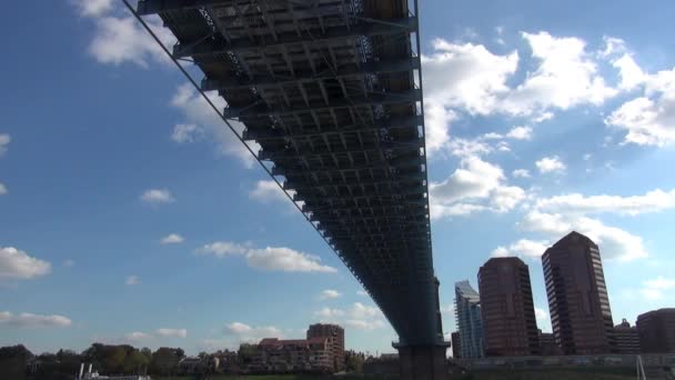 Gran vista en un viejo puente sobre el río Ohio — Vídeo de stock