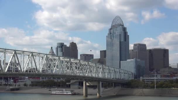 Tolle Aussicht auf die Skyline von Cincinnati vom Newport Pier — Stockvideo