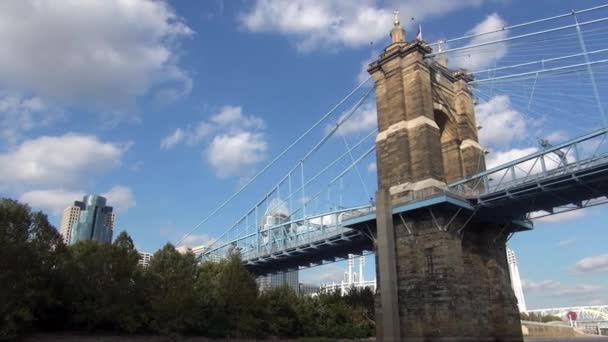 Alte brücke über den ohio fluss an einem sonnigen tag — Stockvideo