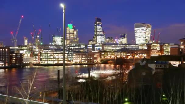 Stad van de Skyline van de Londen in de avond - time-lapse schot — Stockvideo