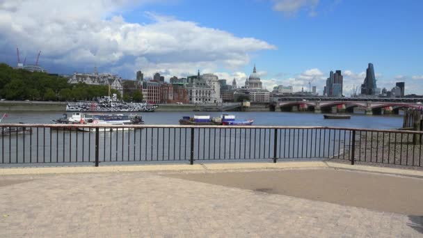 The River Thames southbank view to St. Pauls Cathedral London — Stock Video