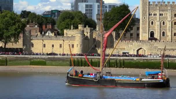 Старая лодка на Темзе Лондон мимо Лондонского Тауэра — стоковое видео
