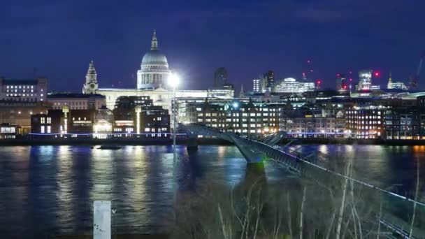 Millennium Bridge och St. Paul's - vackra tidsinställd nattetid — Stockvideo