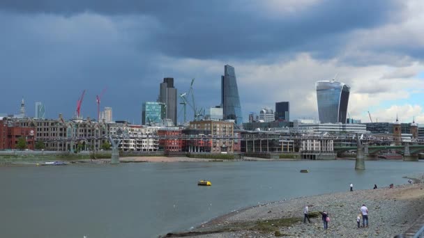 Londons skyline och Millennium Bridge — Stockvideo