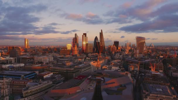 La ciudad de Londres desde arriba por la noche — Vídeo de stock