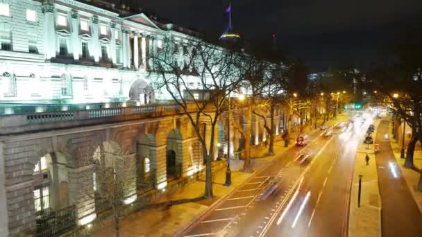 Londýnské ulice provozu v Somerset House v noci - časová prodleva zastřelil — Stock video