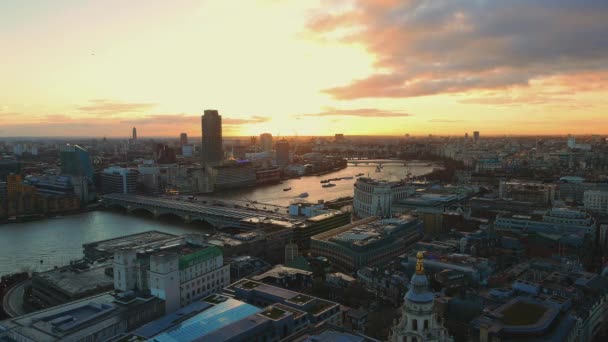 Increíble vista aérea sobre Londres y el río Támesis por la noche — Vídeos de Stock