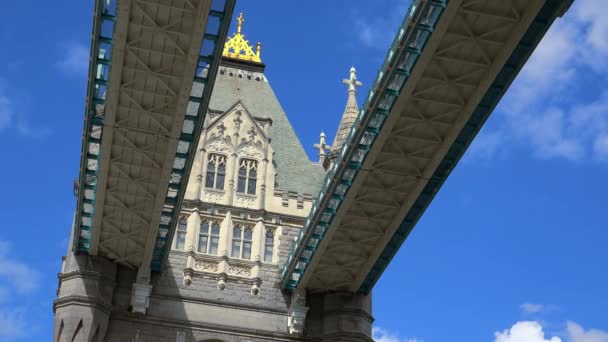 London Tower Bridge σε μια ηλιόλουστη ημέρα — Αρχείο Βίντεο