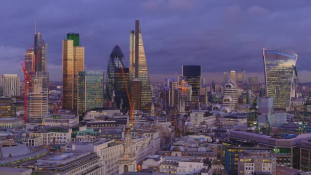 London látképére naplemente - csodálatos kilátás során irodaházak után — Stock videók