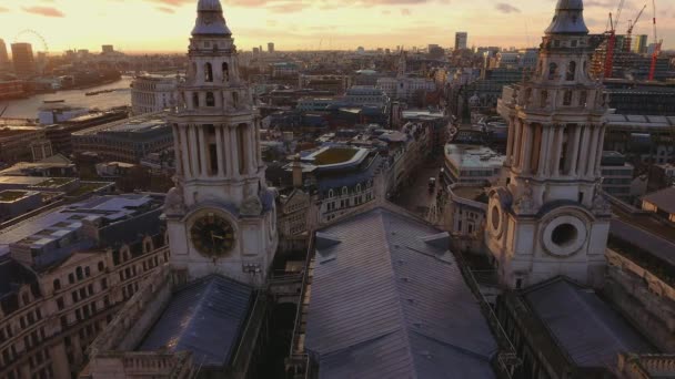 Cathédrale Saint-Paul au coucher du soleil - prise de vue aérienne — Video