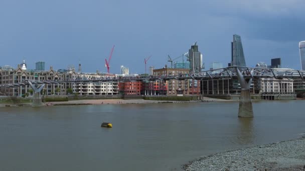 Το Λονδίνο χιλιετίας γέφυρα πάνω από τον ποταμό Τάμεση — Αρχείο Βίντεο