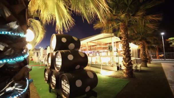 Elegante bar de cócteles en la playa de Málaga — Vídeo de stock