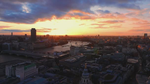 Céu maravilhoso sobre Londres à noite — Vídeo de Stock