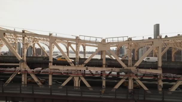 Queensboro Köprüsü - shot ile güzel fly - Manhattan, New York/ABD 25 Nisan 2015 sokak trafik — Stok video