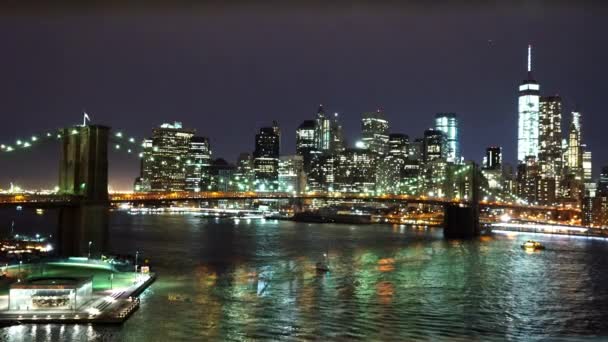 Impresionante horizonte de Manhattan por la noche - MANHATTAN, NUEVA YORK / USA 25 DE ABRIL DE 2015 — Vídeo de stock