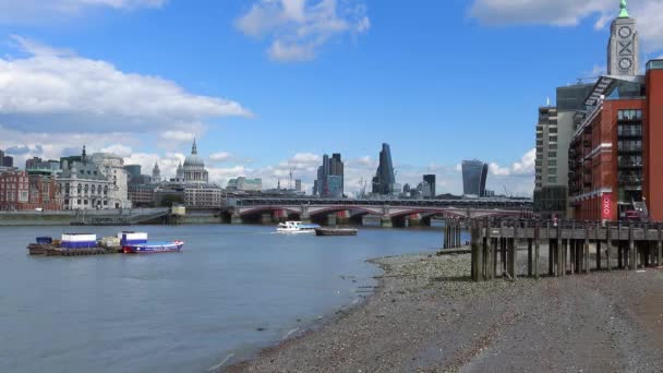 De skyline van de stad van Londen met Blackfriars Bridge Oxo gebouw — Stockvideo