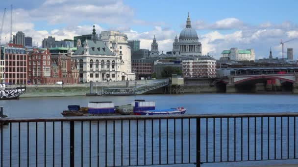 De southbank op de rivier de Theems uitzicht op St. Pauls Cathedral — Stockvideo