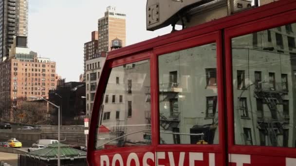 El tranvía Roosevelt Island - MANHATTAN, NUEVA YORK / USA 25 DE ABRIL DE 2015 — Vídeo de stock