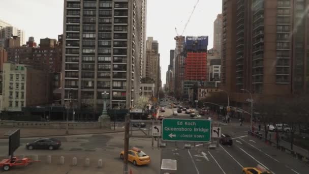 Tiro aéreo de canyon de rua de Nova York - MANHATTAN, NOVA IORQUE / EUA Abril 25, 2015 — Vídeo de Stock