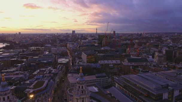 Sobre los tejados de Londres por la noche — Vídeo de stock