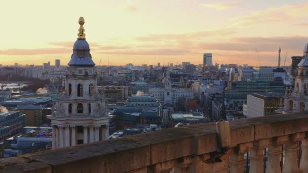 Over de daken van Londen - in de avond — Stockvideo