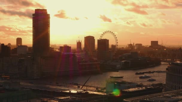 Panoramę Londynu - aerial strzał na zachodzie słońca — Wideo stockowe