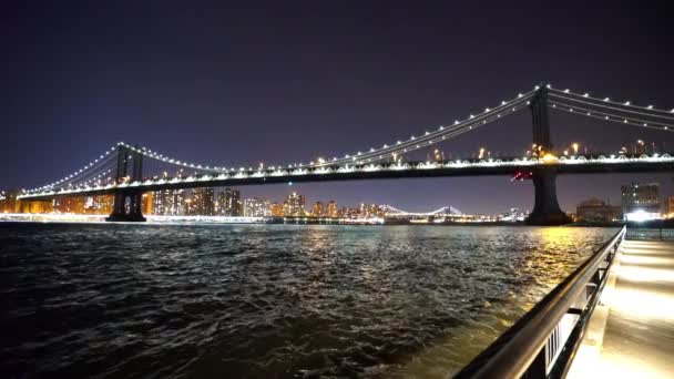 Красиві Manhattan bridge вночі - Манхеттен, Нью Йорк, США 25 квітня 2015 — стокове відео