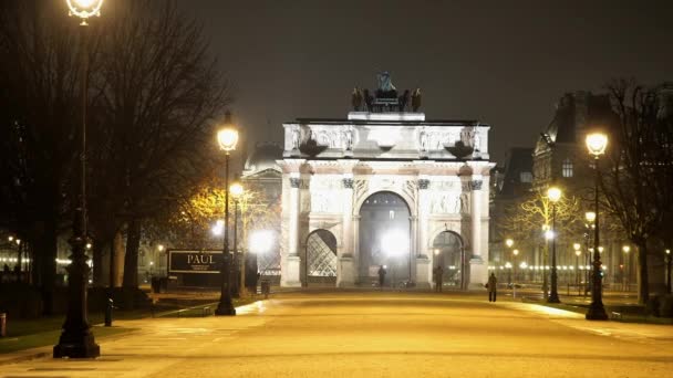 Slavná památka zvané Arc de Triomphe du Carrousel — Stock video