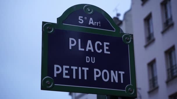 Cartel callejero en Paris Place du Petit Pont — Vídeo de stock