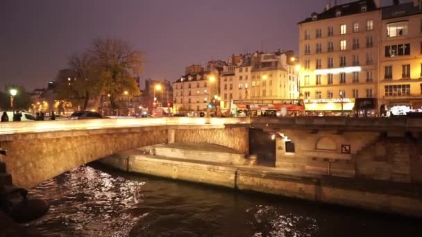 Březích řeky Seiny v Paříži v noci — Stock video