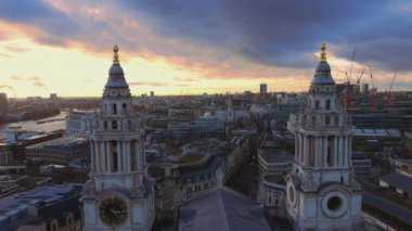 St.Pauls Katedrali ve Londra üzerinden hava atış kuleleri