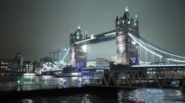 Harika gece görünümünü London Tower Bridge - Londra, İngiltere