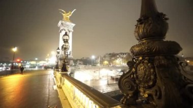 Seine Nehri üzerinde altın köprü Pont Alexandre III denilen