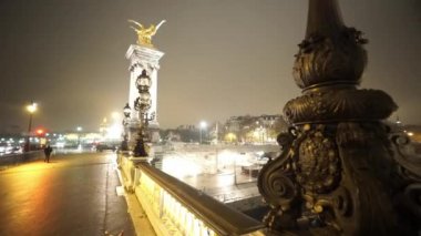 Seine Nehri üzerinde altın köprü Pont Alexandre III denilen