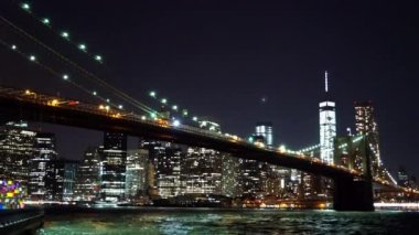 Brooklyn Köprüsü'nün önünde Manhattan siluetinin gece - Manhattan, New York/ABD 25 Nisan 2015